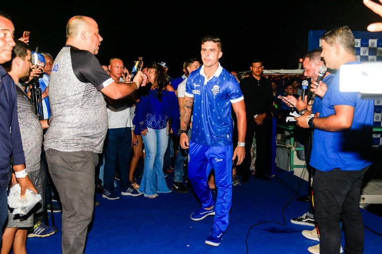 Confira imagens de alguns dos acessórios apresentados à imprensa e torcida na festa de lançamento.