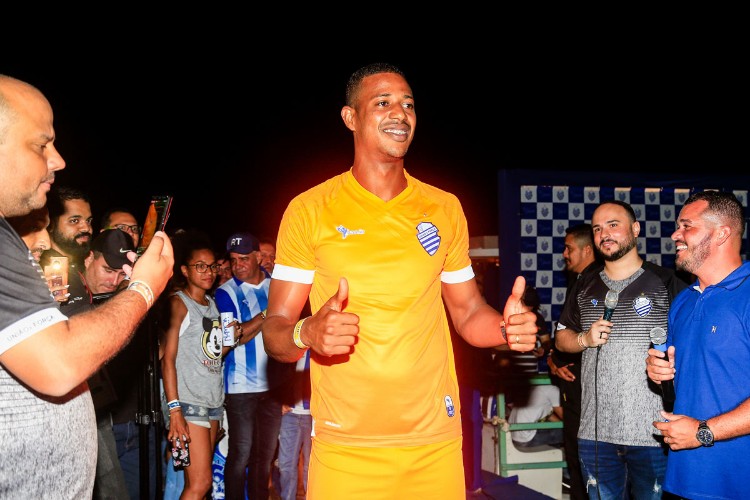 Confira imagens de alguns dos acessórios apresentados à imprensa e torcida na festa de lançamento.