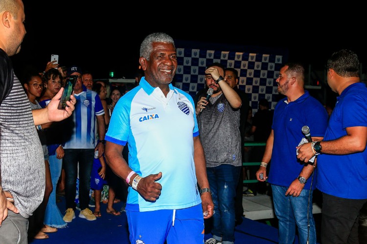 Confira imagens de alguns dos acessórios apresentados à imprensa e torcida na festa de lançamento.