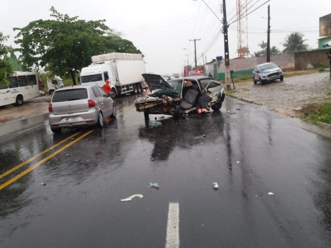 Colisão entre veículos interdita via principal do bairro Santa Amélia 