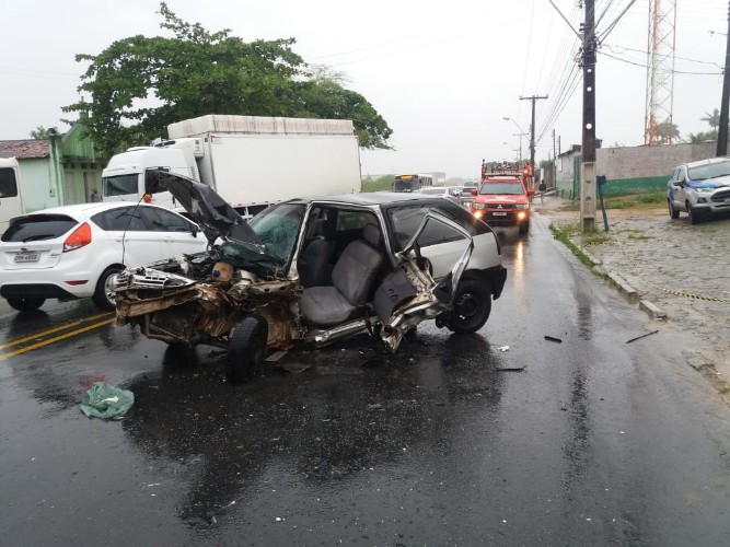 Colisão entre veículos interdita via principal do bairro Santa Amélia 