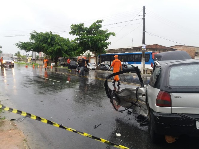 Colisão entre veículos interdita via principal do bairro Santa Amélia 