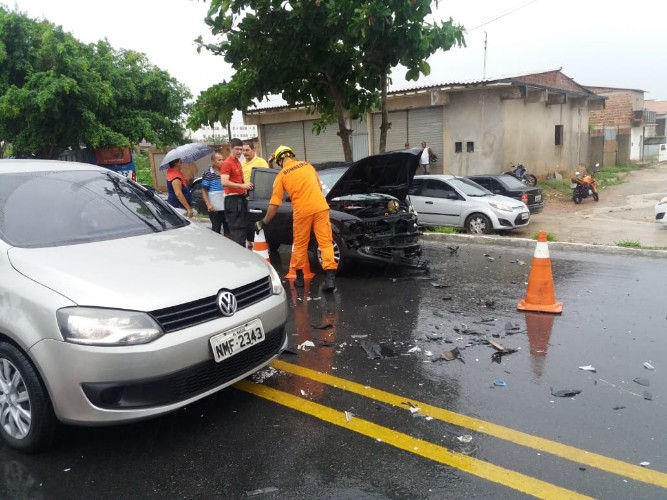 Colisão entre veículos interdita via principal do bairro Santa Amélia 