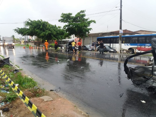 Colisão entre veículos interdita via principal do bairro Santa Amélia 