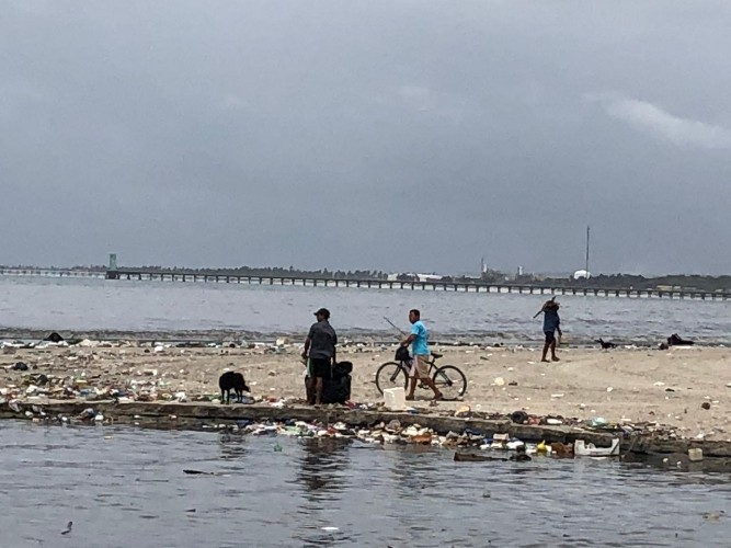 Após chuvas, lixo se acumula na Praia da Avenida