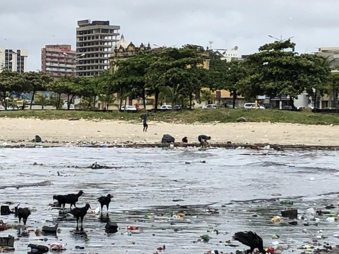 Após chuvas, lixo se acumula na Praia da Avenida
