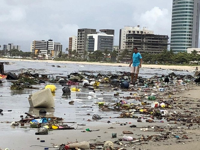 Após chuvas, lixo se acumula na Praia da Avenida