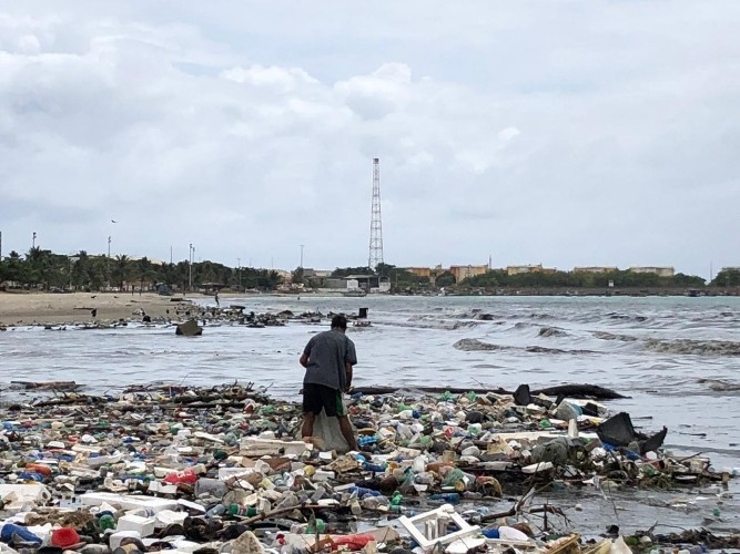 Após chuvas, lixo se acumula na Praia da Avenida