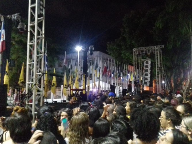 Multidão acompanhou o show da cantora Marília Mendonça em Maceió