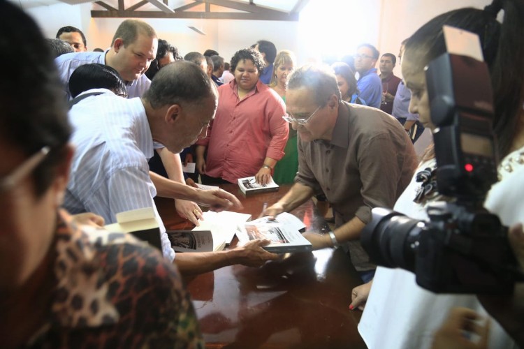 Renan Calheiros lança o livro 'Democracia Digital' em evento em Maceió
