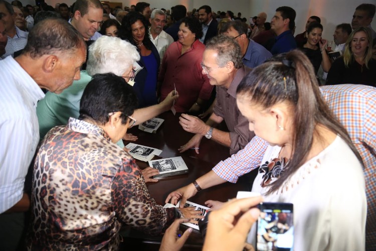 Renan Calheiros lança o livro 'Democracia Digital' em evento em Maceió