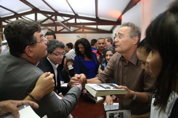 Renan Calheiros lança o livro 'Democracia Digital' em evento em Maceió