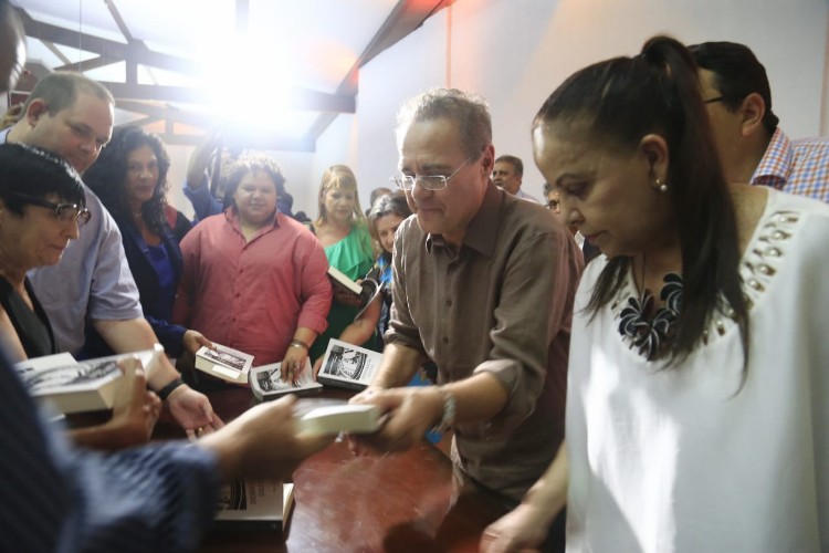 Renan Calheiros lança o livro 'Democracia Digital' em evento em Maceió