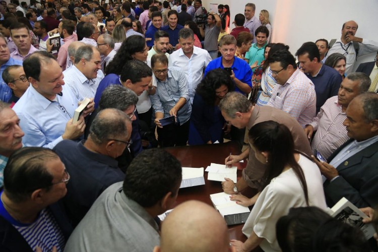 Renan Calheiros lança o livro 'Democracia Digital' em evento em Maceió