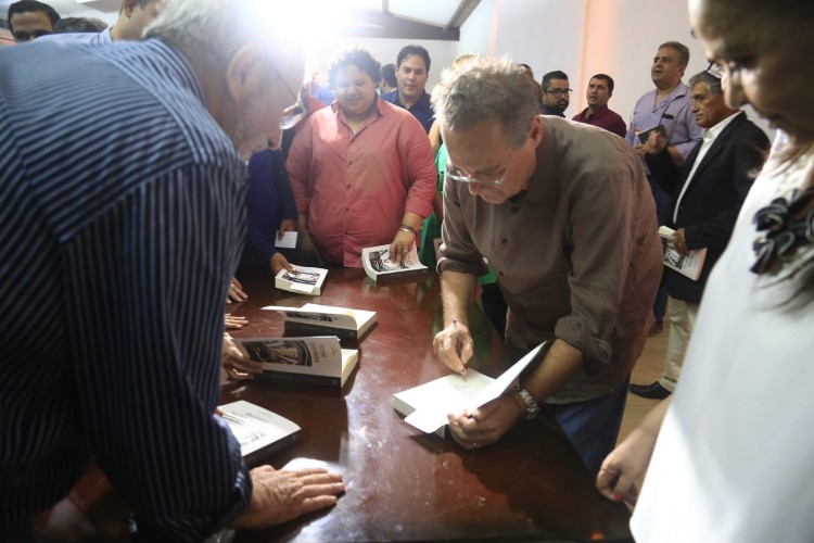 Renan Calheiros lança o livro 'Democracia Digital' em evento em Maceió