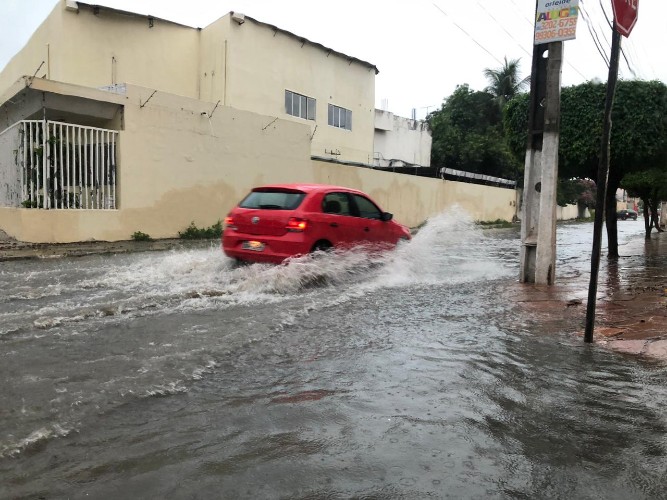 Temporal deixa várias ruas alagadas em Maceió