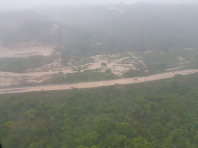Temporal deixa várias ruas alagadas em Maceió