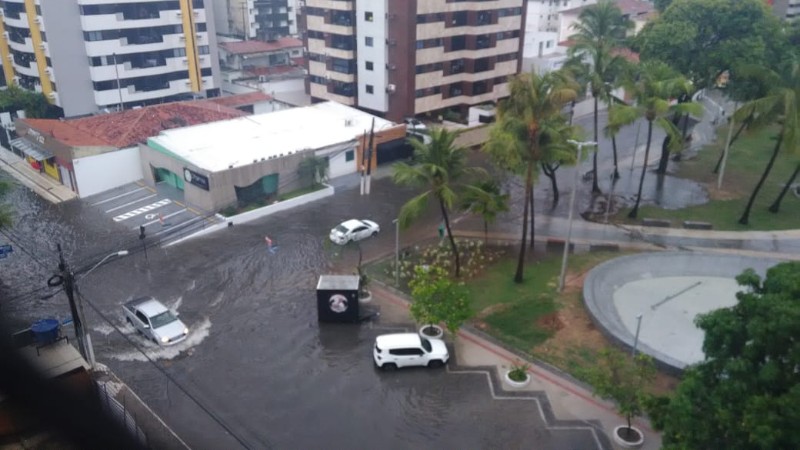 Temporal deixa várias ruas alagadas em Maceió