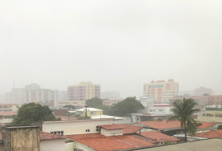 Temporal deixa várias ruas alagadas em Maceió