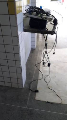 Equipamentos estão quebrados e objetos espalhados pelo local