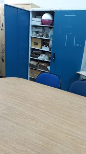 Equipamentos estão quebrados e objetos espalhados pelo local