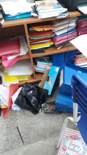 Equipamentos estão quebrados e objetos espalhados pelo local