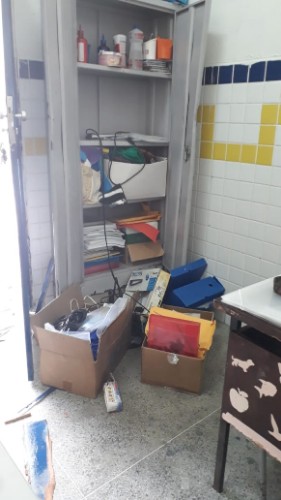Equipamentos estão quebrados e objetos espalhados pelo local