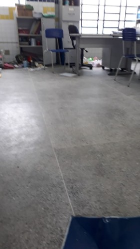 Equipamentos estão quebrados e objetos espalhados pelo local