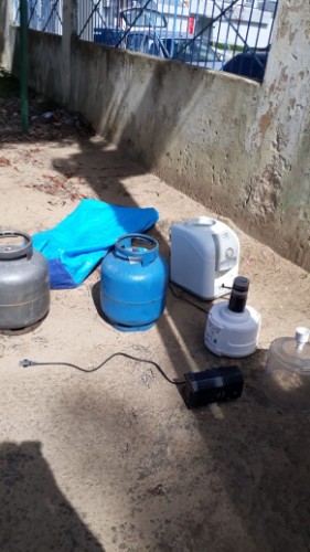Equipamentos estão quebrados e objetos espalhados pelo local