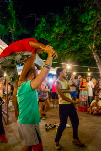 Palhaçaria, malabares, equilibrismo, acrobacias, dança e música são atrações em praças 