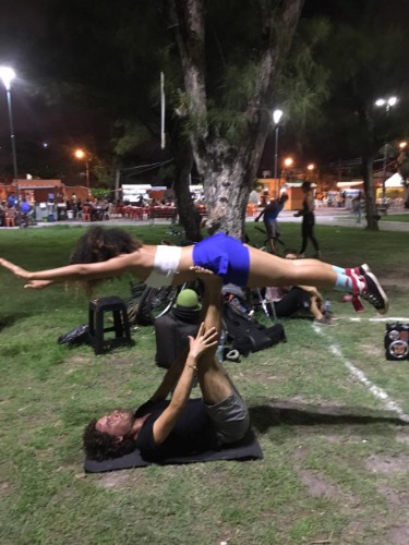 Palhaçaria, malabares, equilibrismo, acrobacias, dança e música são atrações em praças 