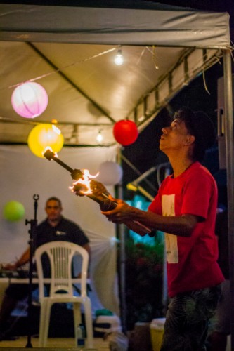 Palhaçaria, malabares, equilibrismo, acrobacias, dança e música são atrações em praças 
