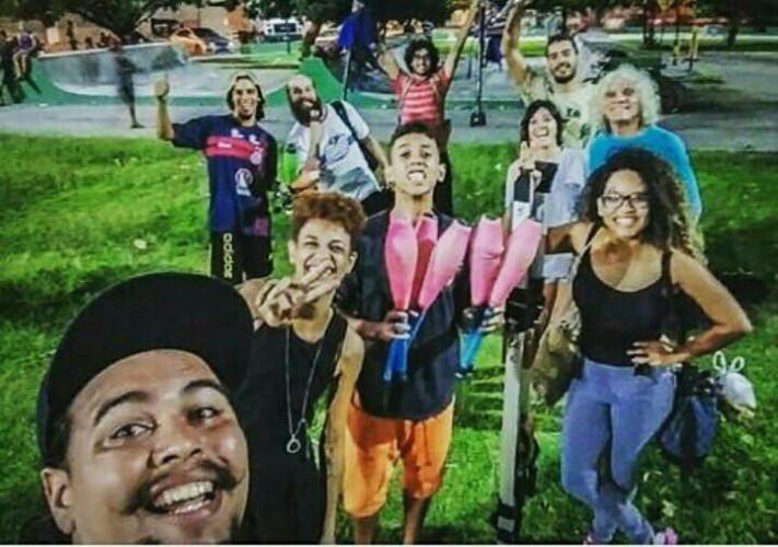 Palhaçaria, malabares, equilibrismo, acrobacias, dança e música são atrações em praças 