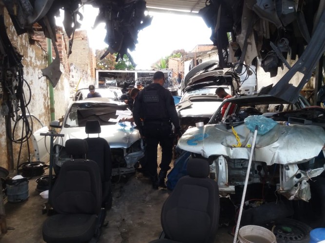 Operação com 100 policiais caça suspeitos de roubo e desmanche de veículos