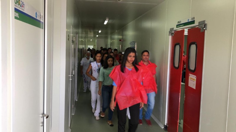 Pessoas evacuando a UPA