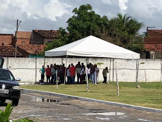 Pessoas evacuando a UPA