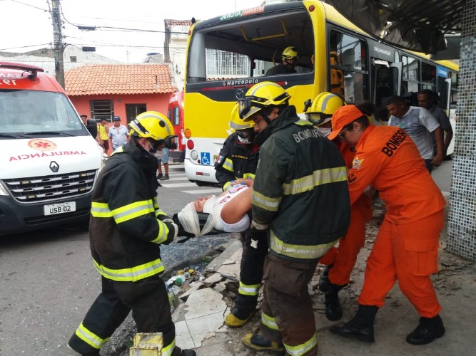 Colisão entre ônibus deixa cinco pessoas feridas na Levada