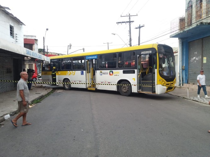 Colisão entre ônibus deixa cinco pessoas feridas na Levada