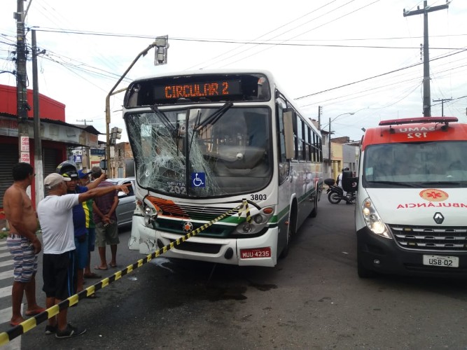 Colisão entre ônibus deixa cinco pessoas feridas na Levada