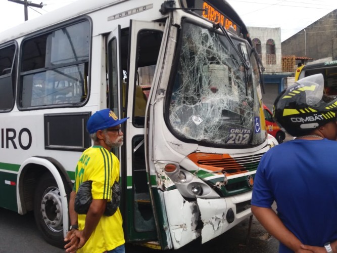 Colisão entre ônibus deixa cinco pessoas feridas na Levada