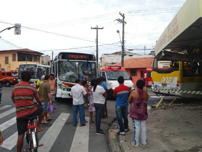 Colisão entre ônibus deixa cinco pessoas feridas na Levada