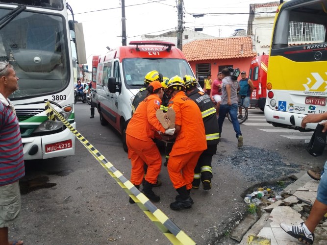 Colisão entre ônibus deixa cinco pessoas feridas na Levada
