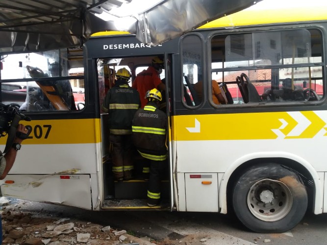 Colisão entre ônibus deixa cinco pessoas feridas na Levada