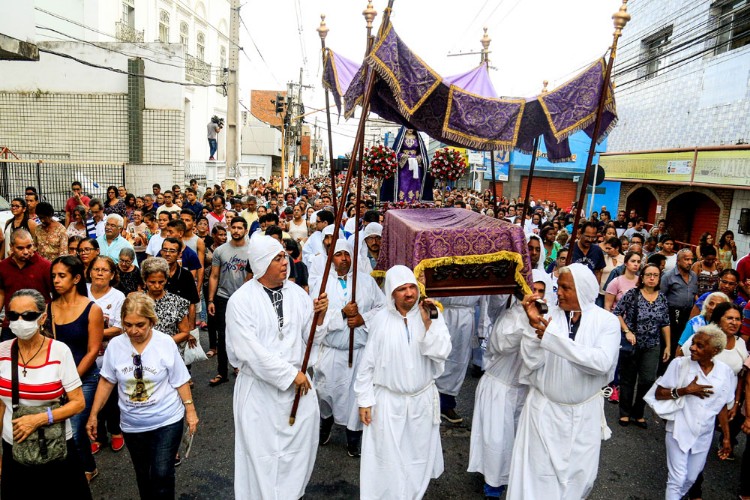 Procissão leva multidão de fiéis ao centro de Maceió