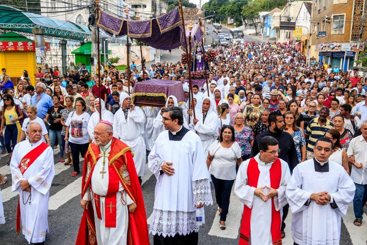 Procissão leva multidão de fiéis ao centro de Maceió