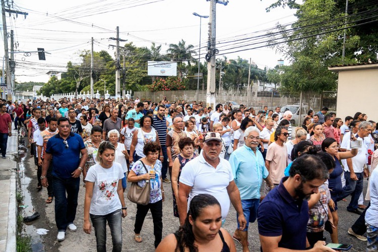 Procissão leva multidão de fiéis ao centro de Maceió