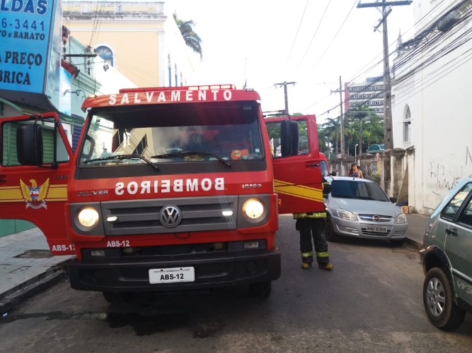 Incêndio destrói laboratório óptico no Centro da cidade