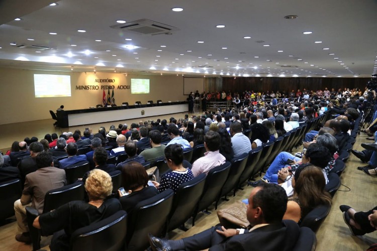 Moradores, imprensa e grupos solidários ao bairro do Pinheiro se reuniram para a divulgação do laudo