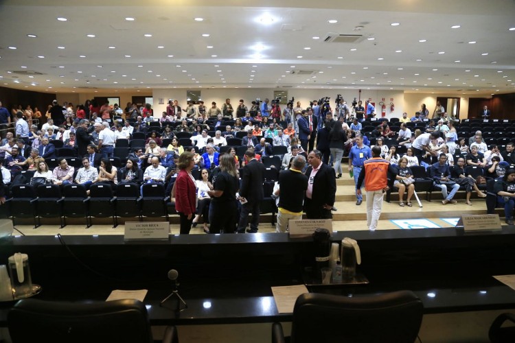 Moradores, imprensa e grupos solidários ao bairro do Pinheiro se reuniram para a divulgação do laudo