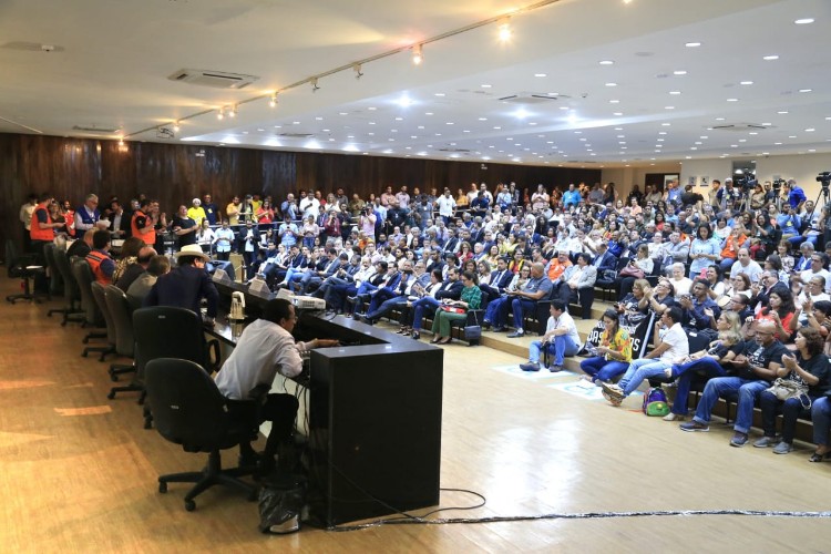 Moradores, imprensa e grupos solidários ao bairro do Pinheiro se reuniram para a divulgação do laudo